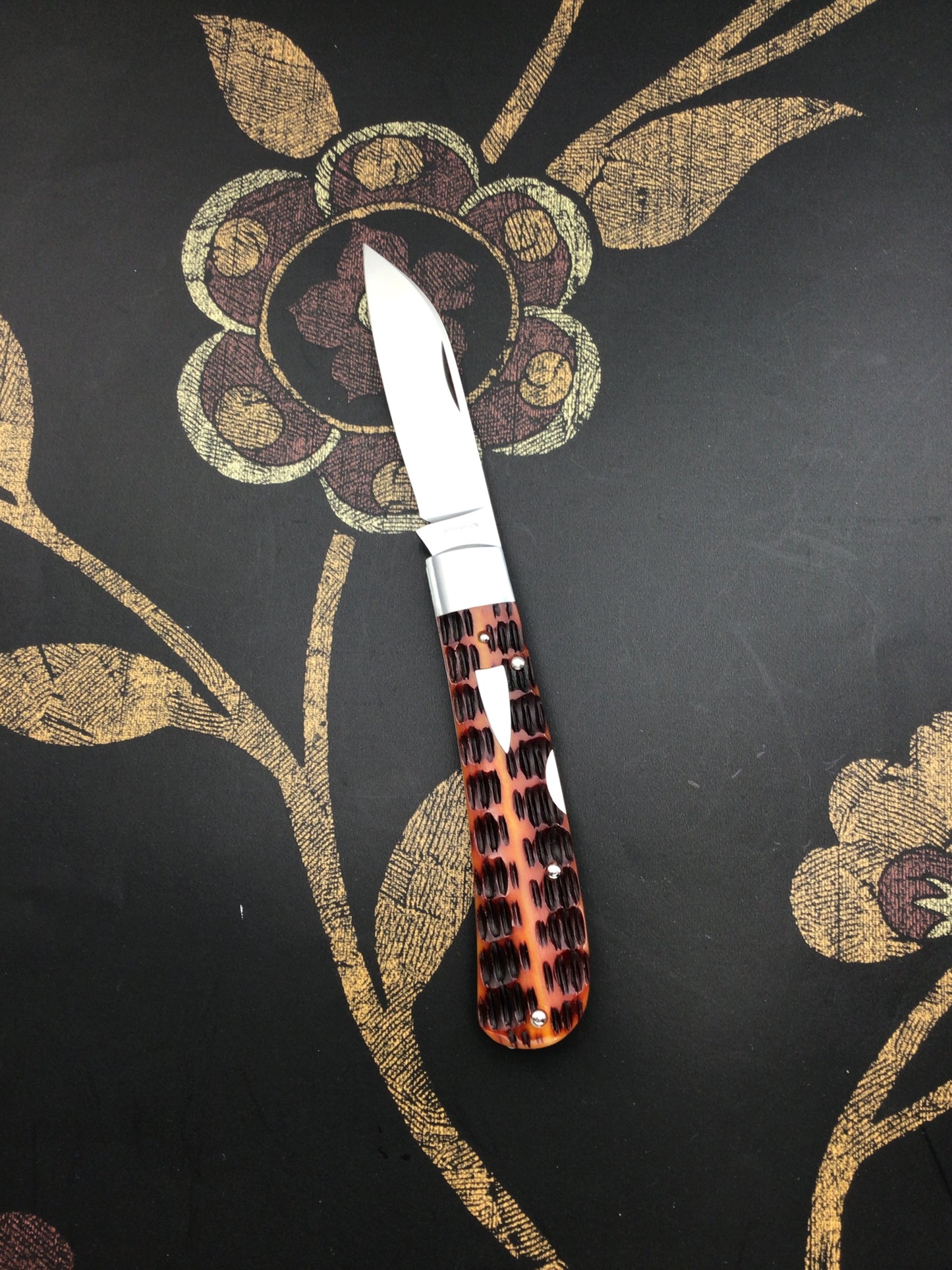 Tim Robertson “Hayes Model” with Outstanding Roof Line jigged bone scales.