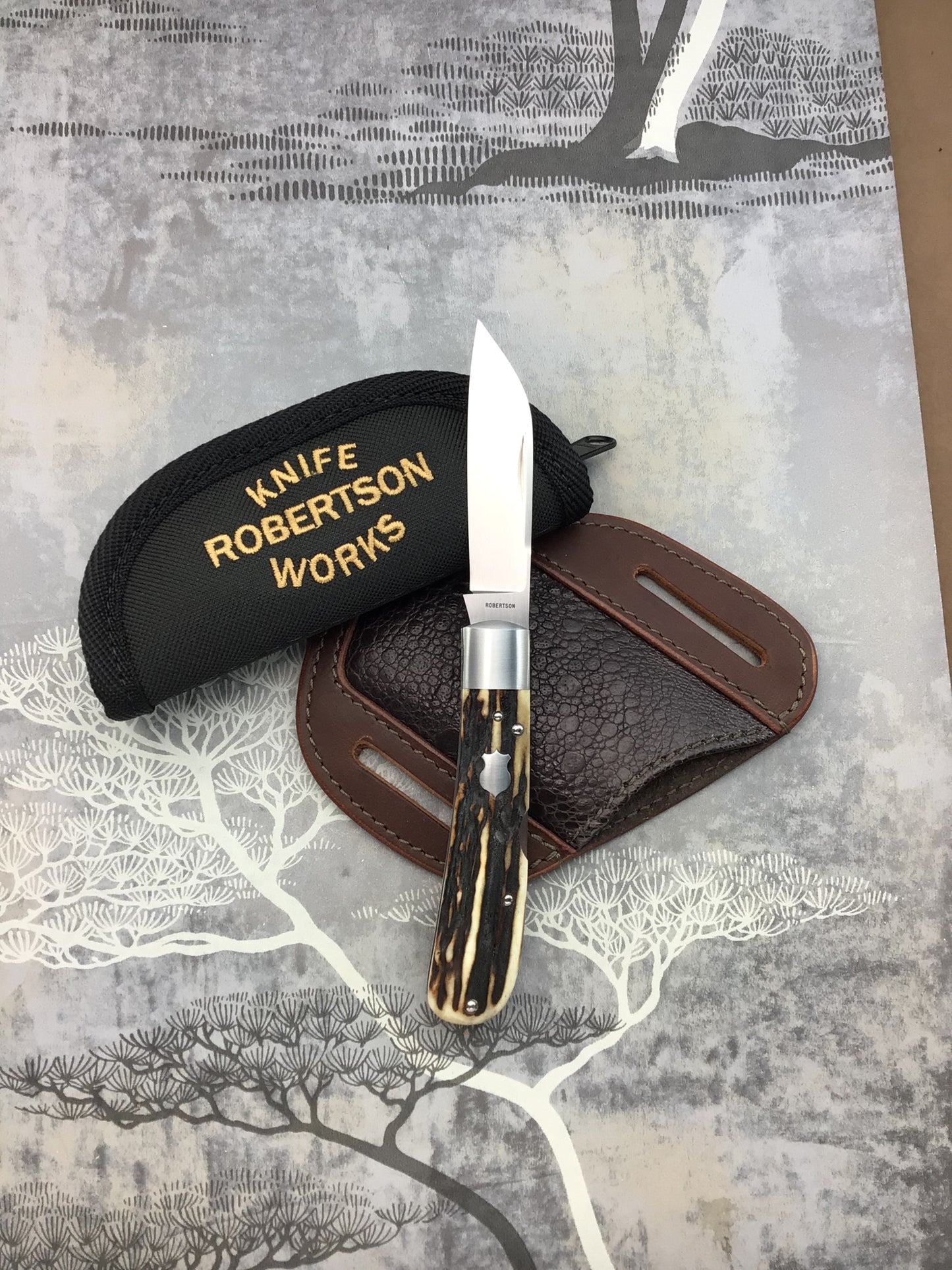 Tim Robertson “Hayes Model” mid lock with Sambar Stag scales. Comes with a Piper Robertson custom belt sheath